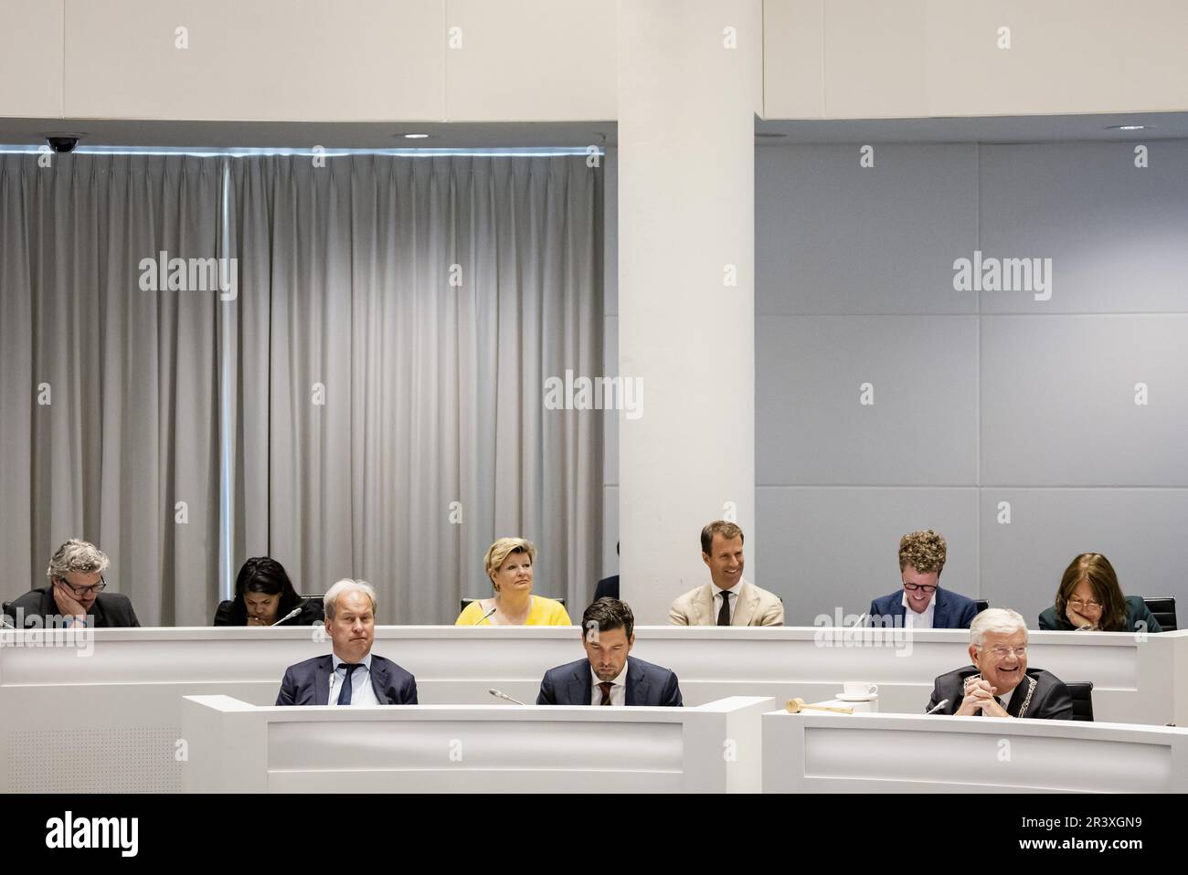 LA HAYE - le maire et les conseillers lors d'une réunion supplémentaire du conseil. Le conseil continue de discuter de l'avenir de la coalition. Le plus grand parti du conseil, Hart voor Den Haag/Groep de Mos, est dans l'opposition, mais veut revenir au conseil maintenant que le chef du parti Richard de Mos a été acquitté de la corruption. ANP SEM VAN DER WAL pays-bas sortie - belgique sortie Banque D'Images