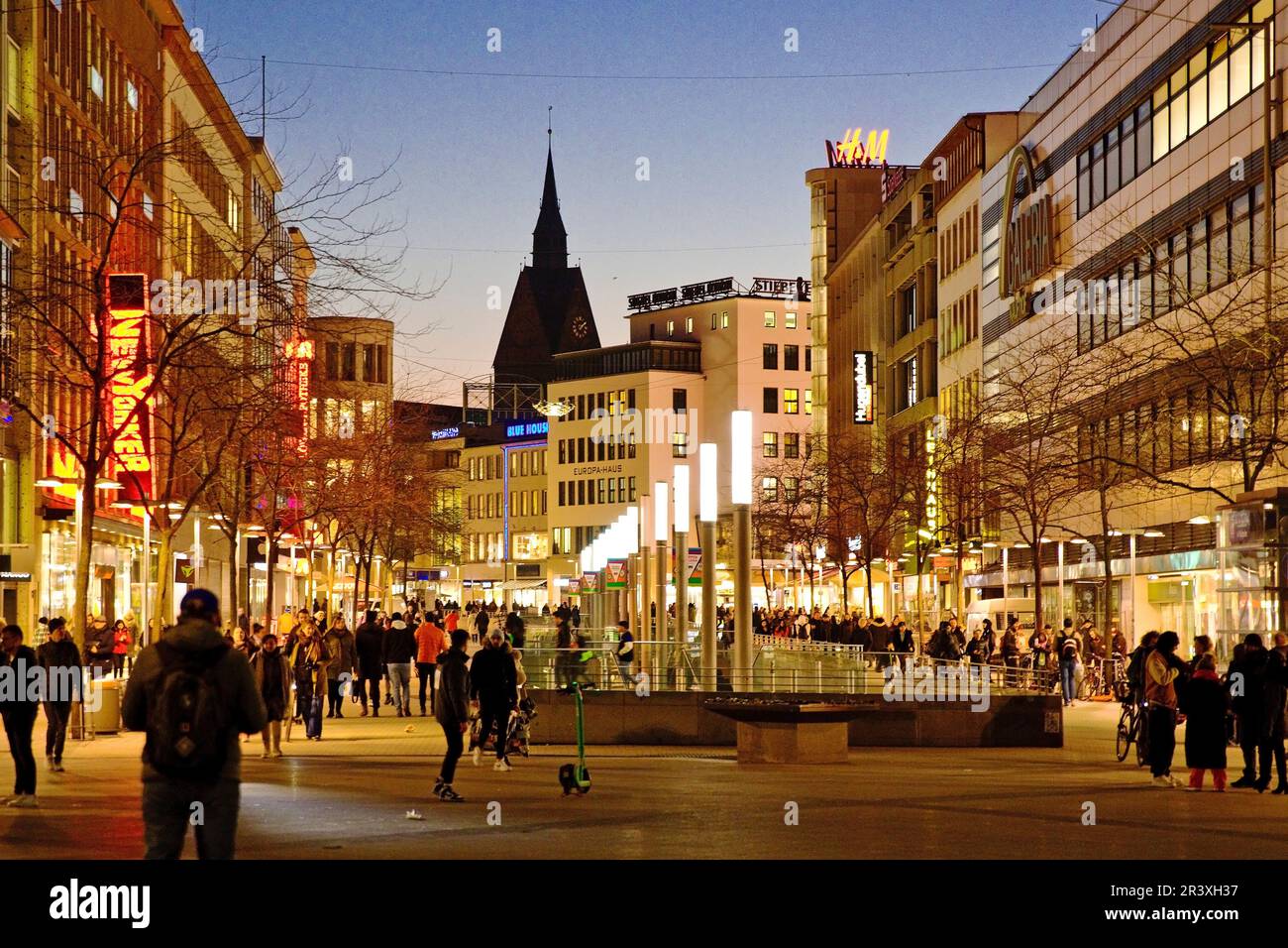 Bahnhofstrasse dans la soirée, rue commerçante principale, Hanovre, Basse-Saxe, Allemagne, Europe Banque D'Images