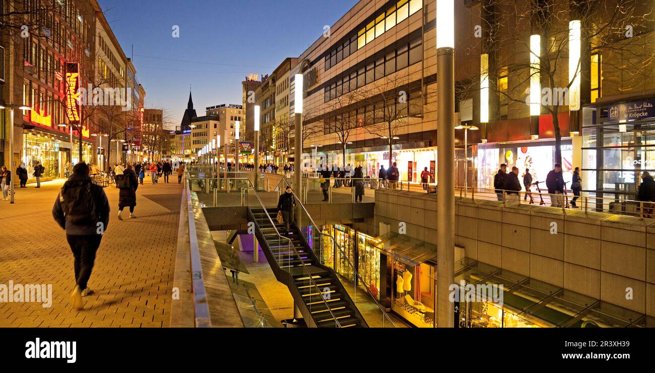 Bahnhofstrasse dans la soirée, y compris la Niki-de-Saint-Phalle-Promenade, Hanovre, Allemagne Banque D'Images
