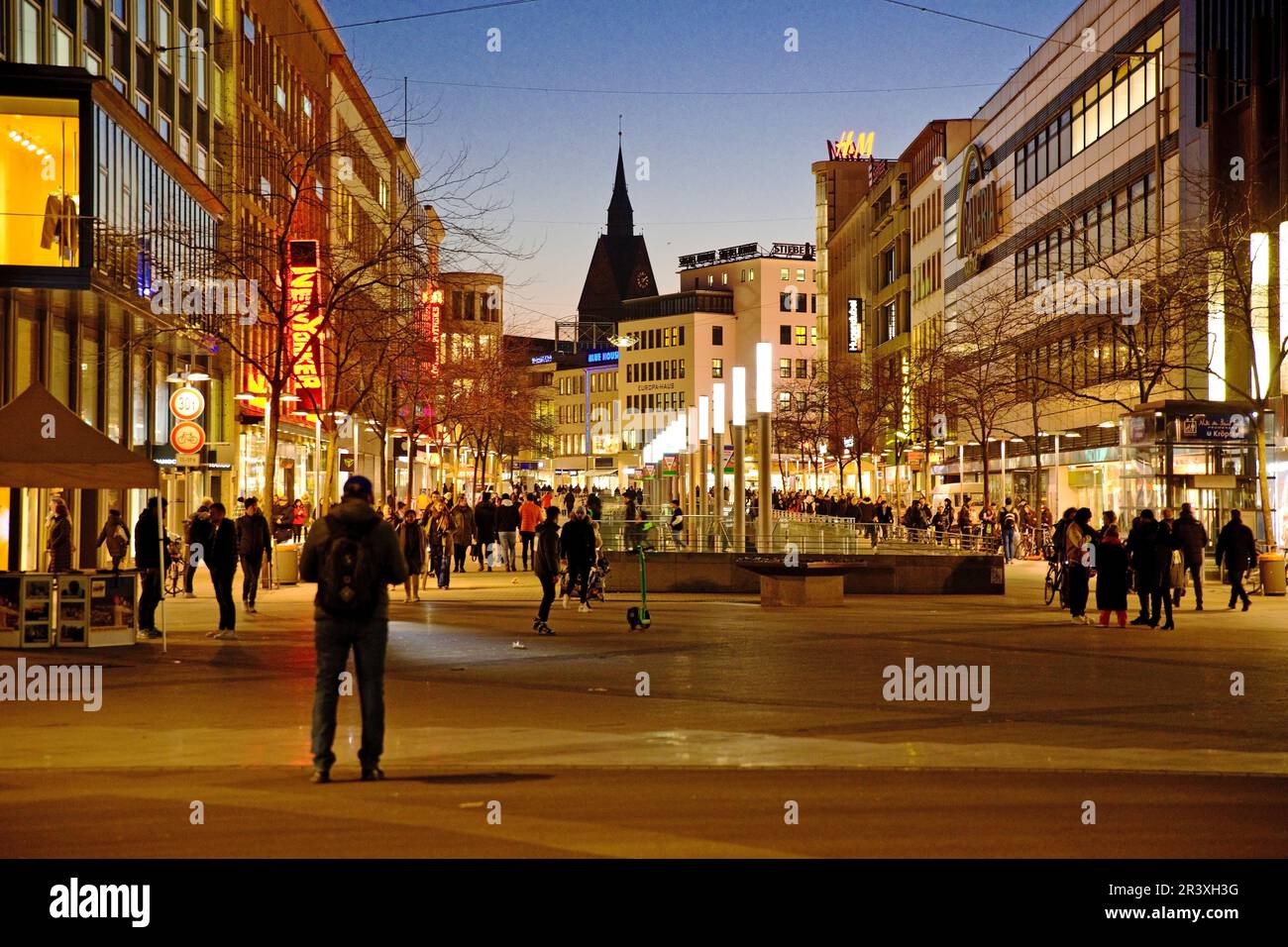 Bahnhofstrasse dans la soirée, rue commerçante principale, Hanovre, Basse-Saxe, Allemagne, Europe Banque D'Images