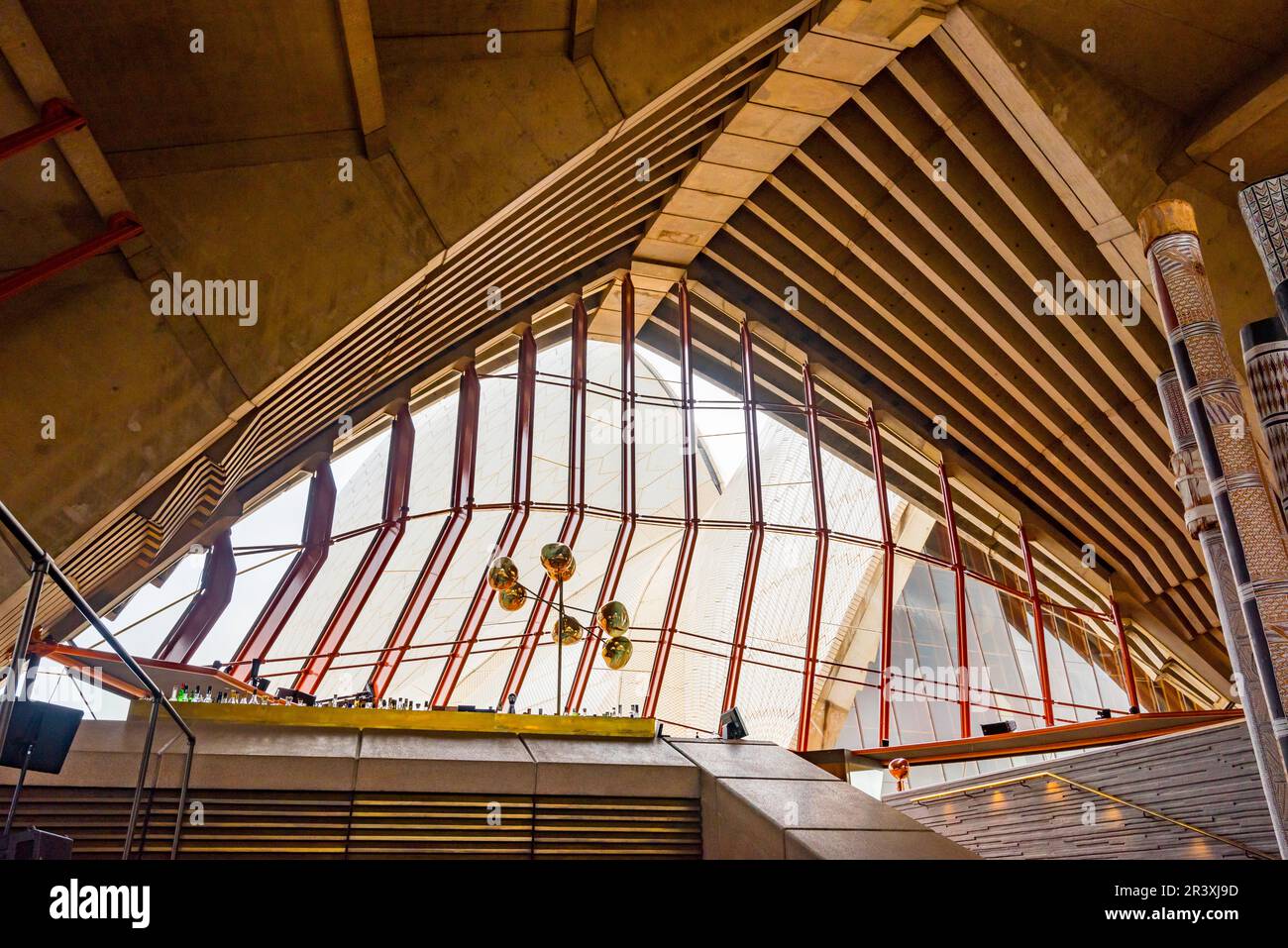 Vue sur les poutres apparentes voûtées en béton et l'immense fenêtre à l'intérieur de l'Opéra de Sydney, le restaurant Bennelong Banque D'Images