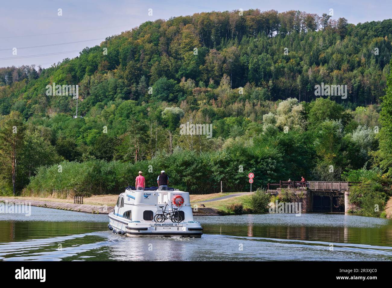 Tourisme fluvial, excursion en bateau sur le canal de la Marne au Rhin (canal Marne-Rhin) près de l'avion incliné de Saint-Louis-Arzviller. Tourisme fluvial, barge sur t Banque D'Images