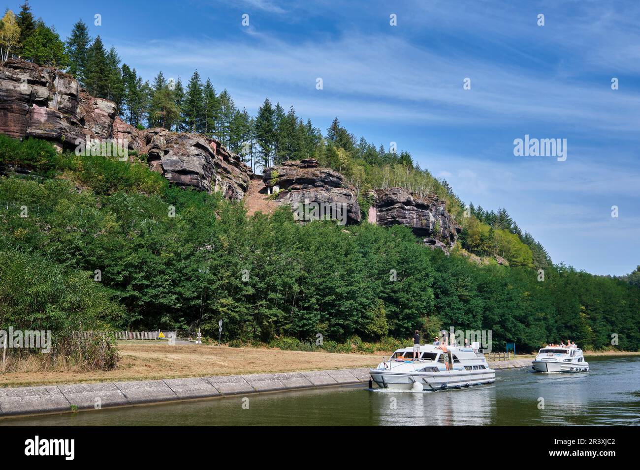 Tourisme fluvial, excursion en bateau sur le canal de la Marne au Rhin (canal Marne-Rhin) près de l'avion incliné de Saint-Louis-Arzviller (nord-est de la France). BA Banque D'Images
