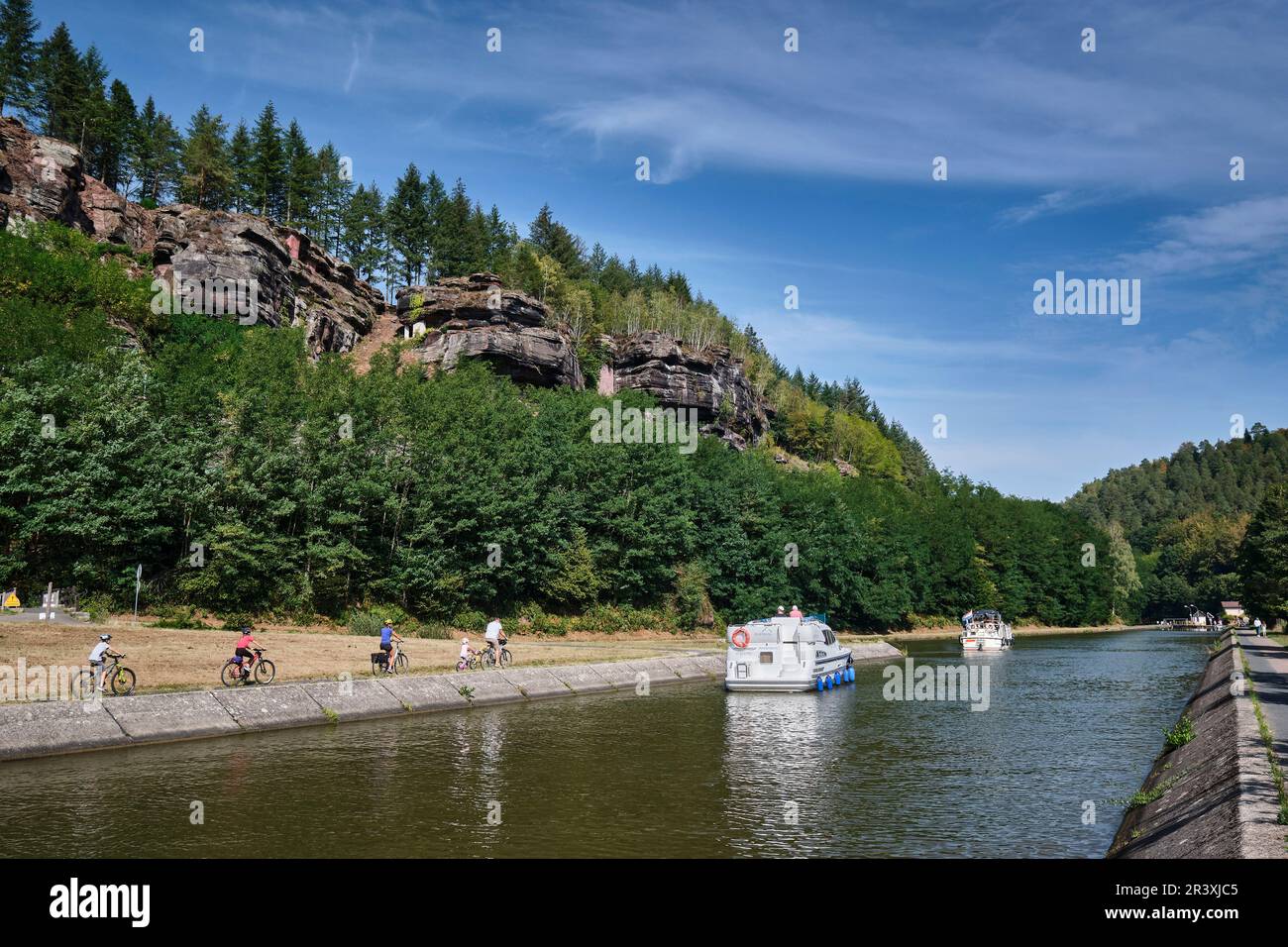 Tourisme fluvial, excursion en bateau sur le canal de la Marne au Rhin (canal Marne-Rhin) près de l'avion incliné de Saint-Louis-Arzviller (nord-est de la France). BA Banque D'Images