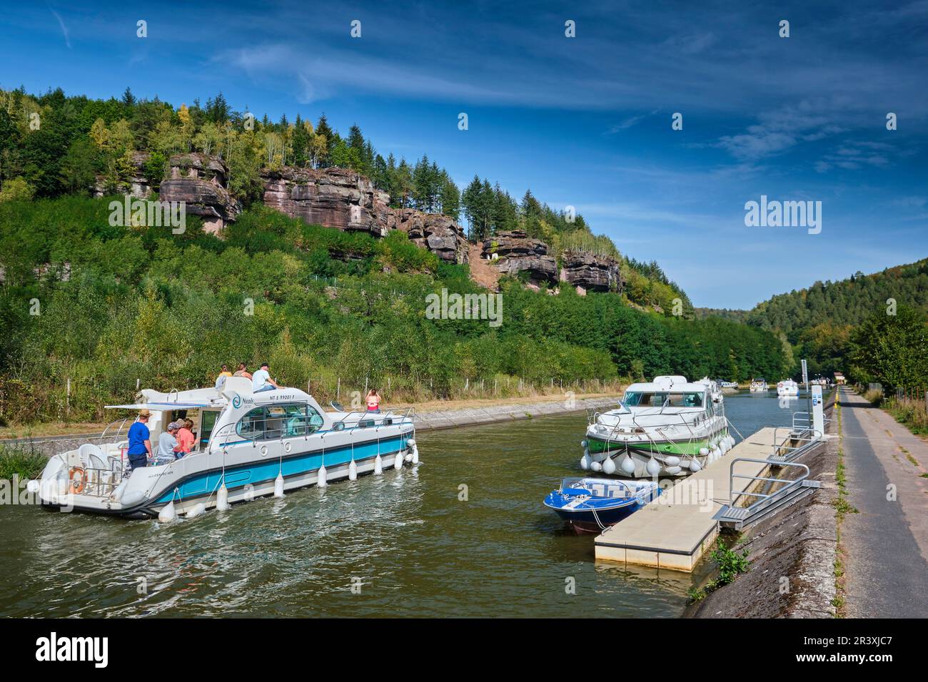 Tourisme fluvial, excursion en bateau sur le canal de la Marne au Rhin (canal Marne-Rhin) près de l'avion incliné de Saint-Louis-Arzviller (nord-est de la France). BA Banque D'Images