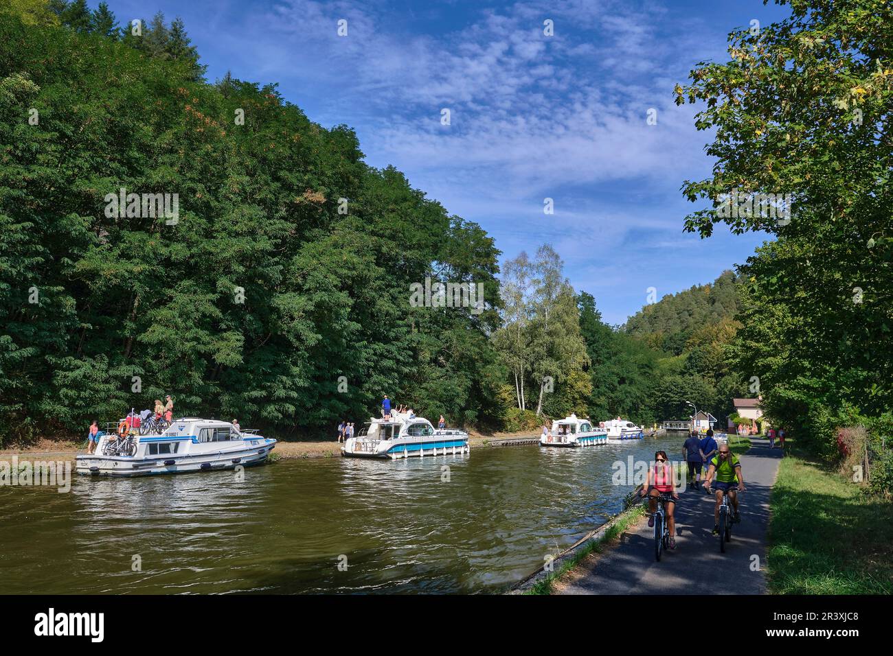 Tourisme fluvial, excursion en bateau sur le canal de la Marne au Rhin (canal Marne-Rhin) près de l'avion incliné de Saint-Louis-Arzviller (nord-est de la France). BA Banque D'Images
