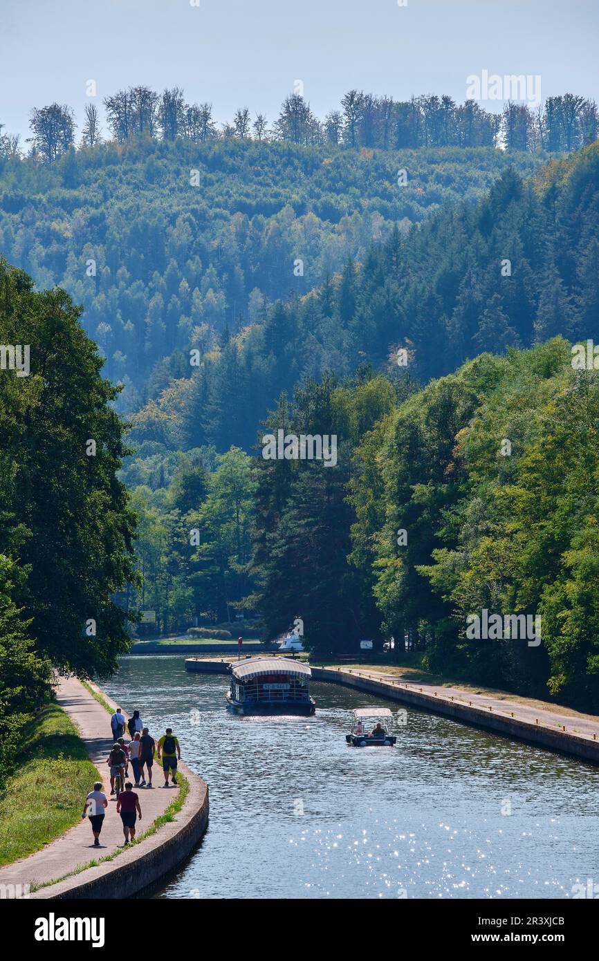 Tourisme fluvial, excursion en bateau sur le canal de la Marne au Rhin (canal Marne-Rhin) près de l'avion incliné de Saint-Louis-Arzviller (nord-est de la France). BA Banque D'Images