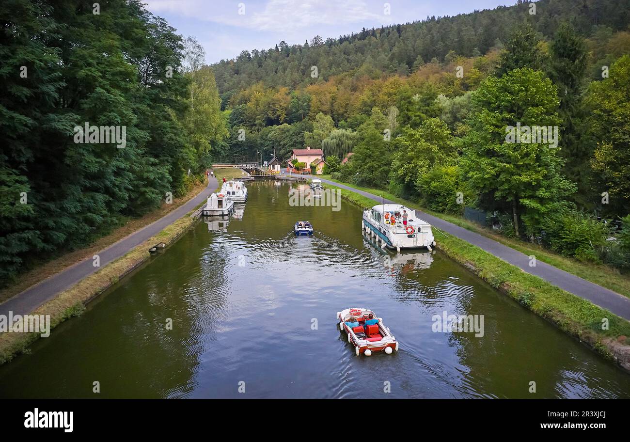 Tourisme fluvial, excursion en bateau sur le canal de la Marne au Rhin (canal Marne-Rhin) près de l'avion incliné de Saint-Louis-Arzviller (nord-est de la France). IR Banque D'Images