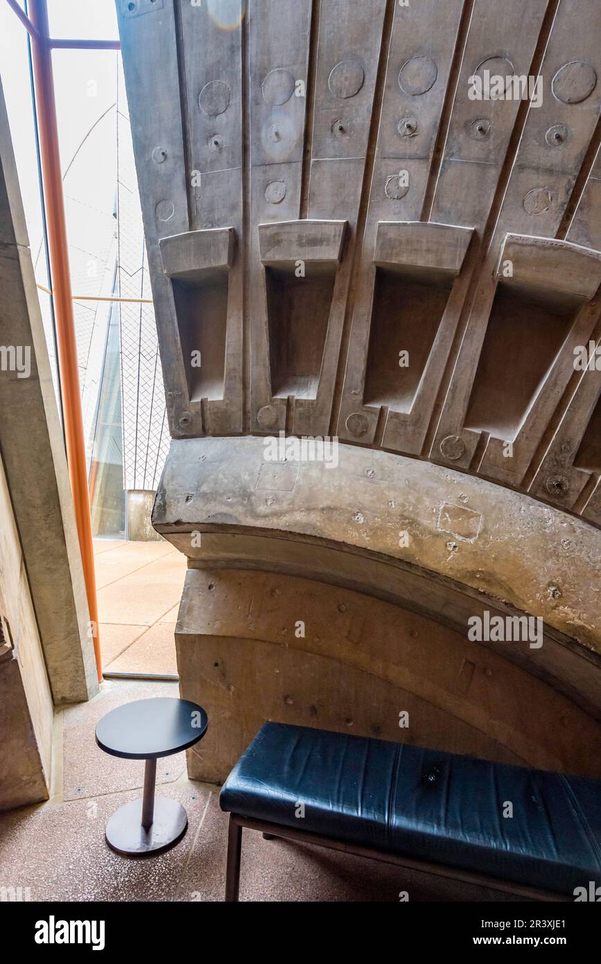 Vue rapprochée de l'un des murs intérieurs de la coquille géante, comme les structures de l'Opéra de Sydney. Les repères de construction d'origine sont visibles Banque D'Images