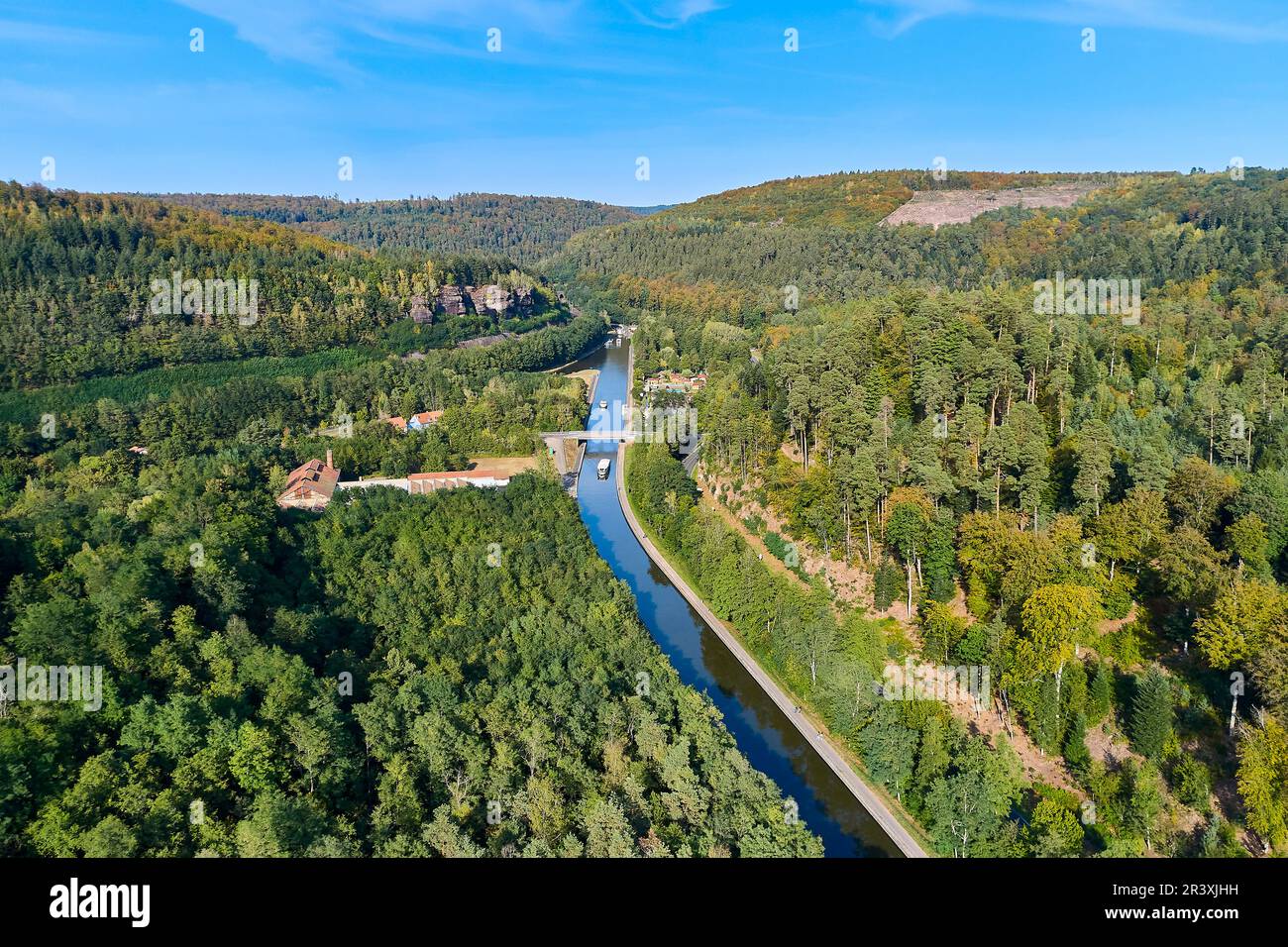 Vue aérienne du Canal de la Marne au Rhin (canal Marne-Rhin) entre Henridorff et Arzviller (nord-est de la France) avec la forêt des Vosges Banque D'Images