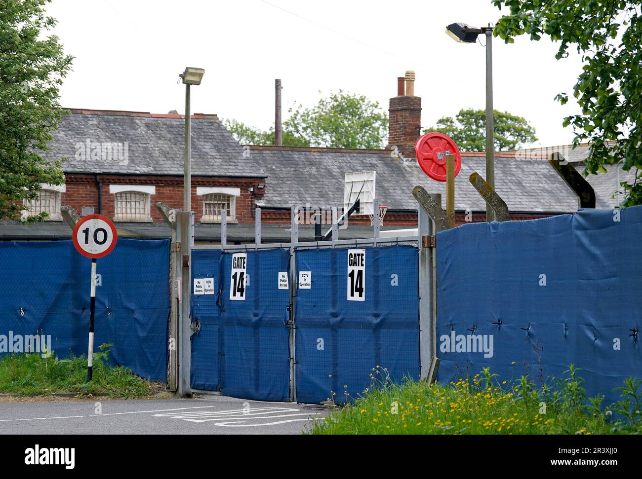 Une vue de Napier Barracks à Folkestone, dans le Kent, qui abrite actuellement des migrants demandeurs d'asile au Royaume-Uni. La migration nette vers le Royaume-Uni a atteint un niveau record, selon les statistiques officielles. On estime qu'environ 606 000 000 personnes de plus ont déménagé au Royaume-Uni qu'elles ne l'ont quitté dans les 12 mois de décembre, ont montré jeudi des données de l'Office for National Statistics. Date de la photo: Jeudi 25 mai 2023. Banque D'Images