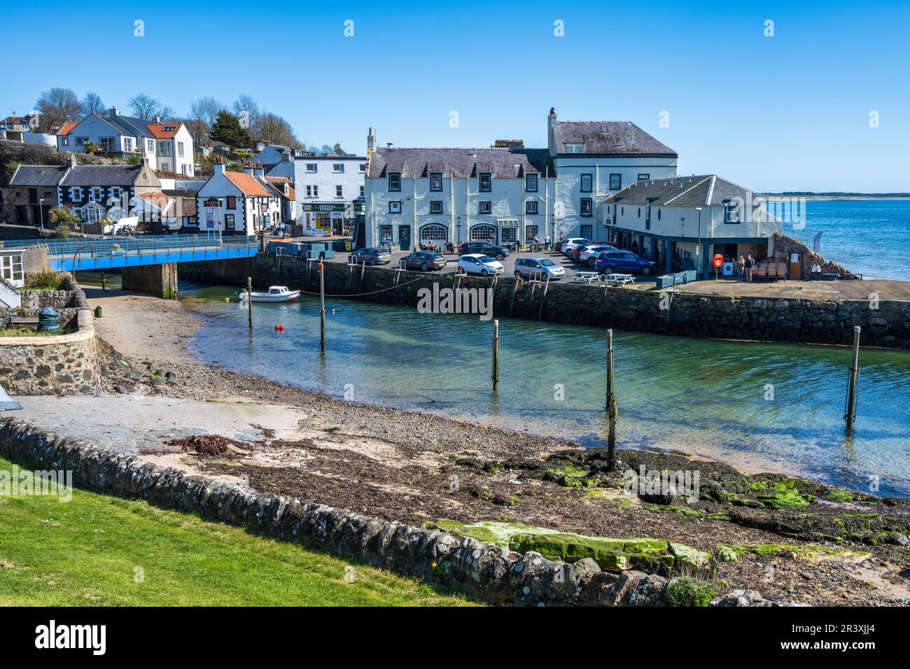Vue sur l'embouchure de la rivière jusqu'à l'hôtel Crusoe de la ville côtière écossaise de Lower Largo à Fife, en Écosse, au Royaume-Uni Banque D'Images