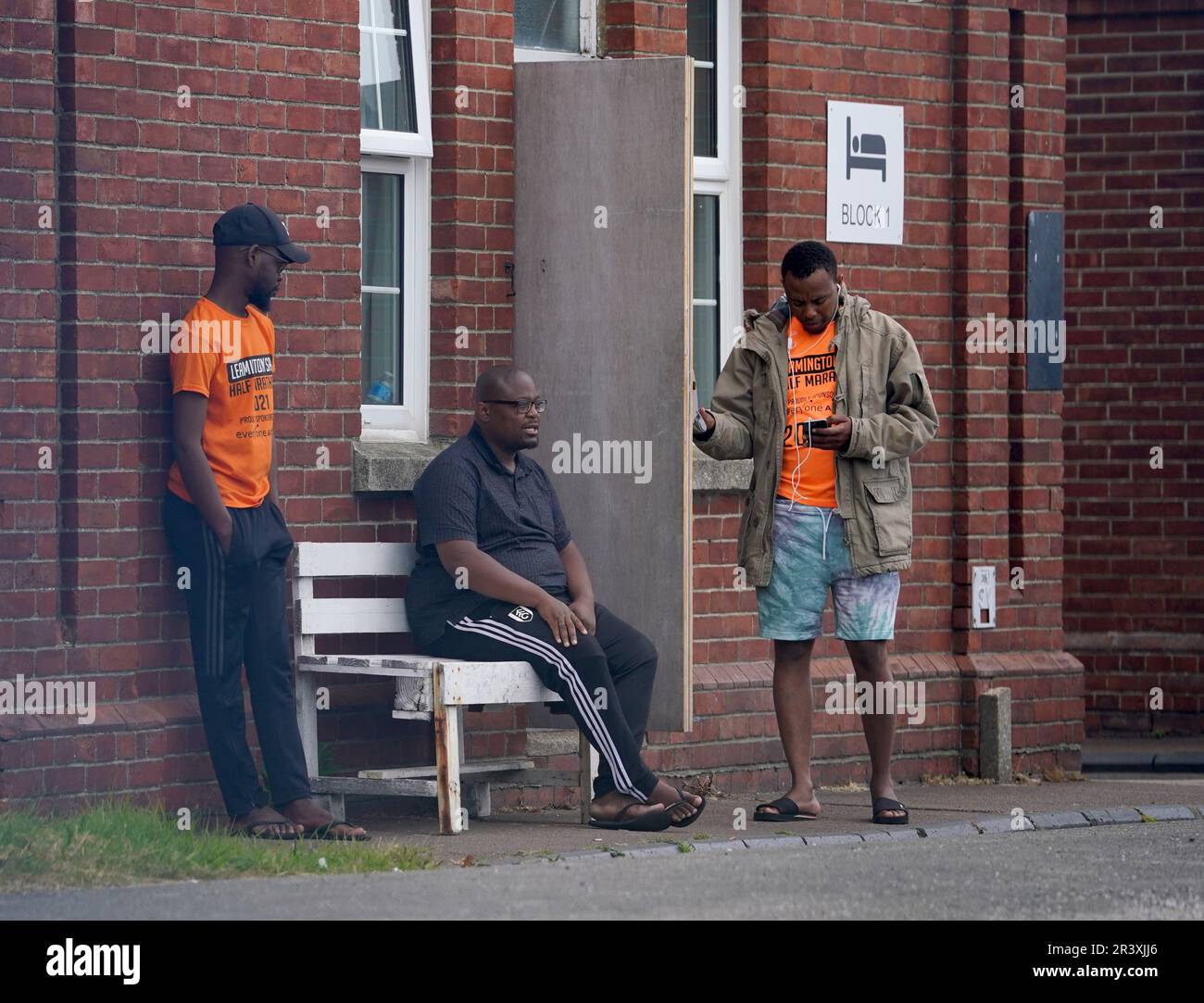 Les habitants de la caserne Napier à Folkestone, dans le Kent, qui abrite des migrants demandeurs d'asile au Royaume-Uni . La migration nette vers le Royaume-Uni a atteint un niveau record, selon les statistiques officielles. On estime qu'environ 606 000 000 personnes de plus ont déménagé au Royaume-Uni qu'elles ne l'ont quitté dans les 12 mois de décembre, ont montré jeudi des données de l'Office for National Statistics. Date de la photo: Jeudi 25 mai 2023. Banque D'Images