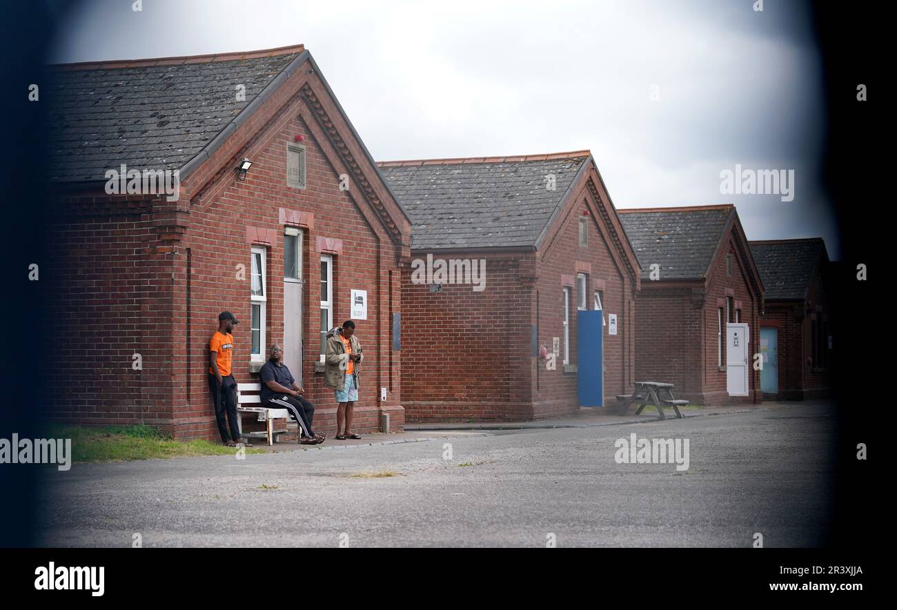 Les habitants de la caserne Napier à Folkestone, dans le Kent, qui abrite des migrants demandeurs d'asile au Royaume-Uni . La migration nette vers le Royaume-Uni a atteint un niveau record, selon les statistiques officielles. On estime qu'environ 606 000 000 personnes de plus ont déménagé au Royaume-Uni qu'elles ne l'ont quitté dans les 12 mois de décembre, ont montré jeudi des données de l'Office for National Statistics. Date de la photo: Jeudi 25 mai 2023. Banque D'Images