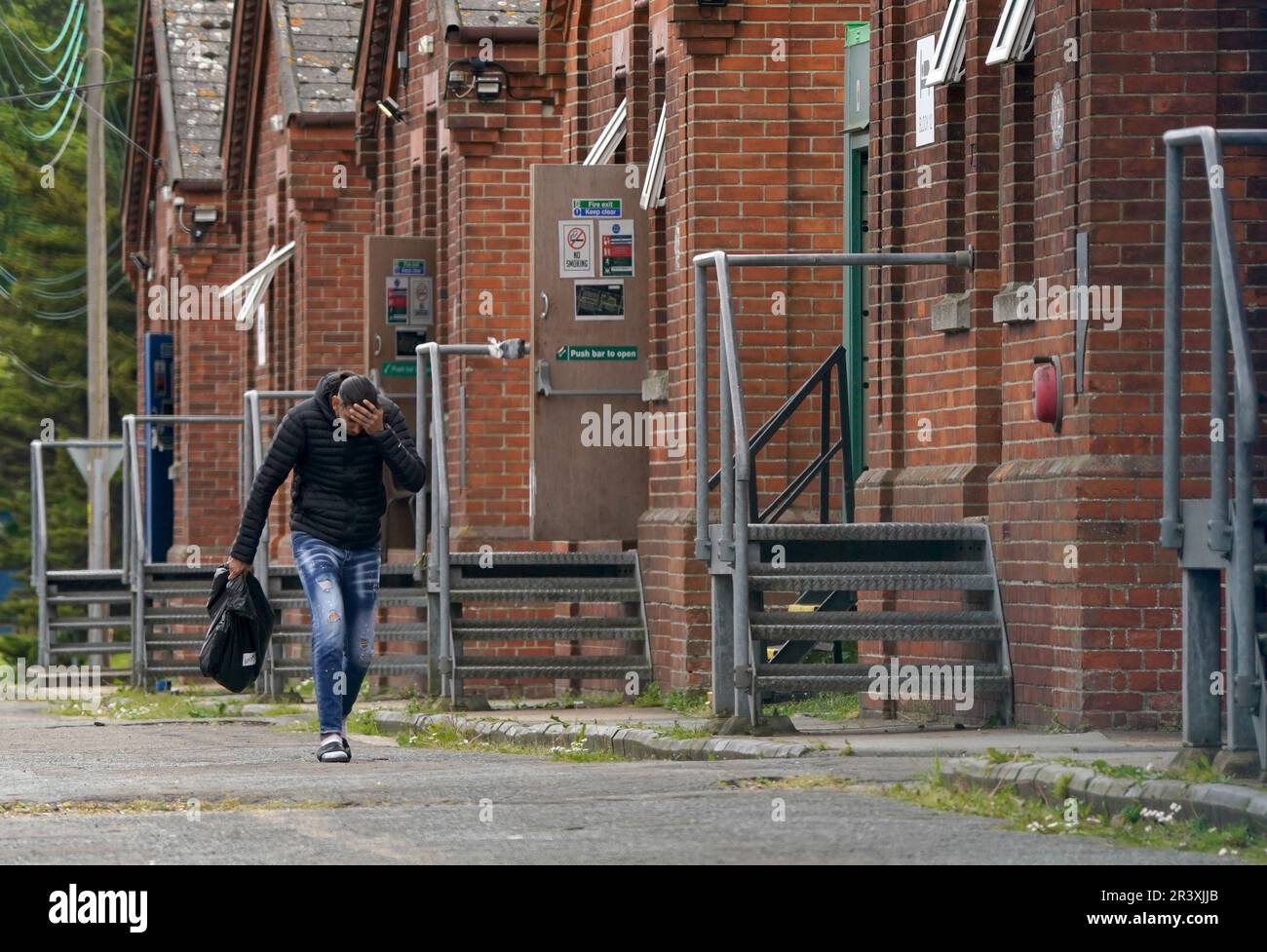 Les habitants de la caserne Napier à Folkestone, dans le Kent, qui abrite des migrants demandeurs d'asile au Royaume-Uni . La migration nette vers le Royaume-Uni a atteint un niveau record, selon les statistiques officielles. On estime qu'environ 606 000 000 personnes de plus ont déménagé au Royaume-Uni qu'elles ne l'ont quitté dans les 12 mois de décembre, ont montré jeudi des données de l'Office for National Statistics. Date de la photo: Jeudi 25 mai 2023. Banque D'Images