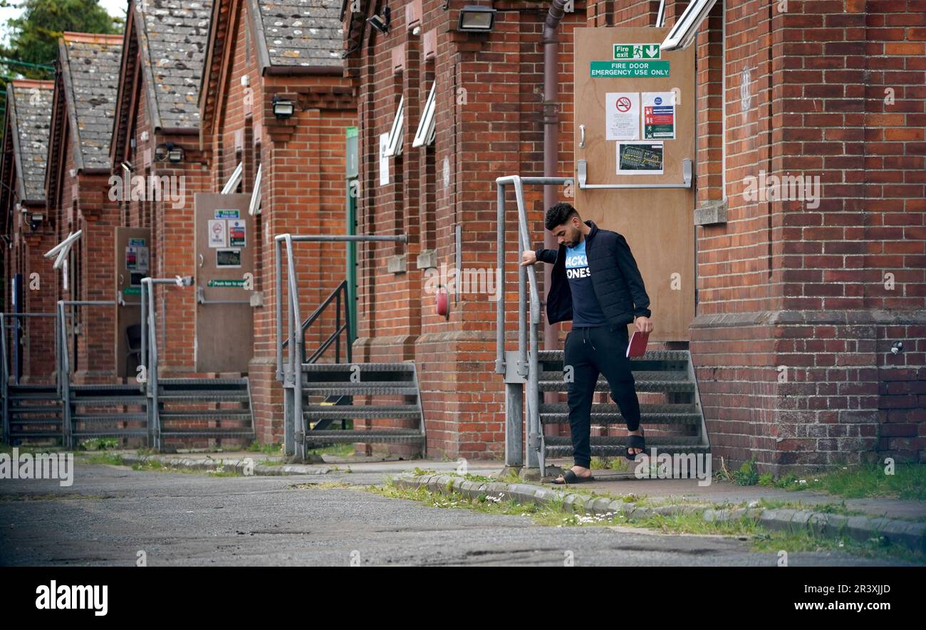 Les habitants de la caserne Napier à Folkestone, dans le Kent, qui abrite des migrants demandeurs d'asile au Royaume-Uni . La migration nette vers le Royaume-Uni a atteint un niveau record, selon les statistiques officielles. On estime qu'environ 606 000 000 personnes de plus ont déménagé au Royaume-Uni qu'elles ne l'ont quitté dans les 12 mois de décembre, ont montré jeudi des données de l'Office for National Statistics. Date de la photo: Jeudi 25 mai 2023. Banque D'Images