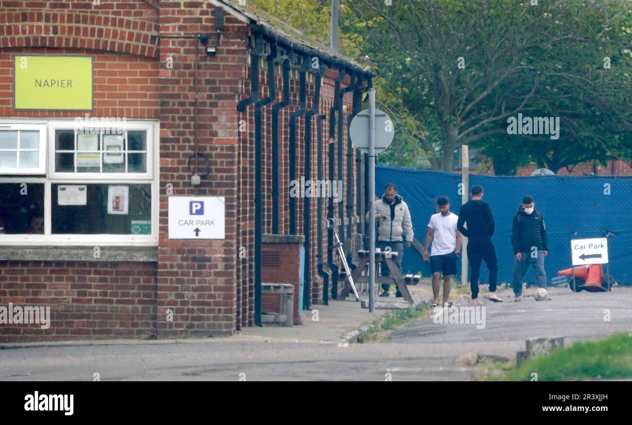 Les habitants de la caserne Napier à Folkestone, dans le Kent, qui abrite des migrants demandeurs d'asile au Royaume-Uni . La migration nette vers le Royaume-Uni a atteint un niveau record, selon les statistiques officielles. On estime qu'environ 606 000 000 personnes de plus ont déménagé au Royaume-Uni qu'elles ne l'ont quitté dans les 12 mois de décembre, ont montré jeudi des données de l'Office for National Statistics. Date de la photo: Jeudi 25 mai 2023. Banque D'Images