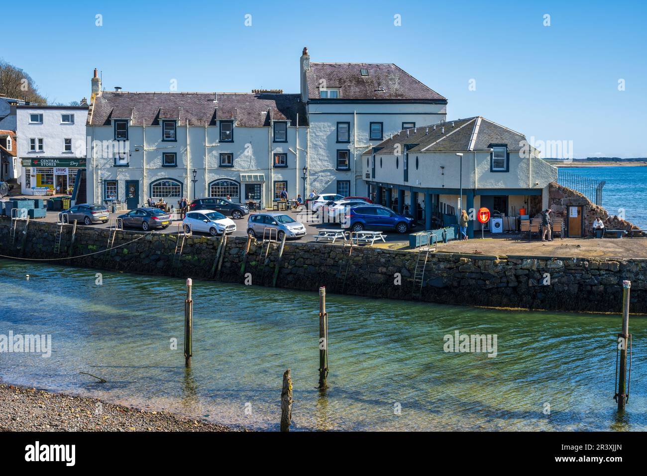 Vue sur l'embouchure de la rivière jusqu'à l'hôtel Crusoe de la ville côtière écossaise de Lower Largo à Fife, en Écosse, au Royaume-Uni Banque D'Images