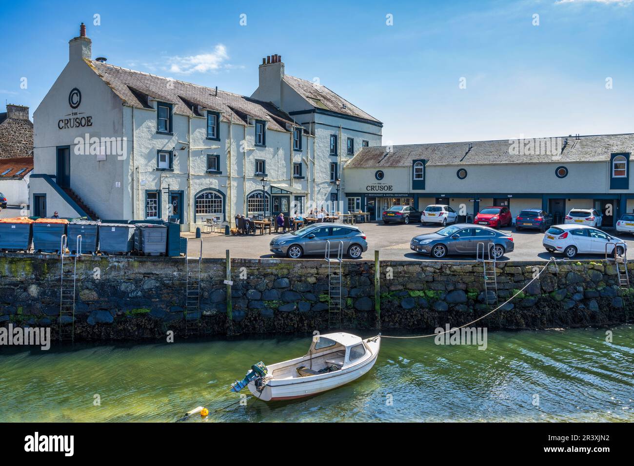 L'hôtel Crusoe à côté du port dans la ville côtière écossaise de Lower Largo à Fife, en Écosse, au Royaume-Uni Banque D'Images