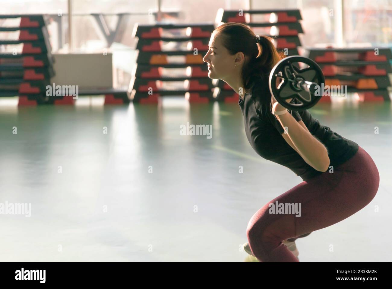 Femme forte, à l'haltérophilie sport à heureux Banque D'Images