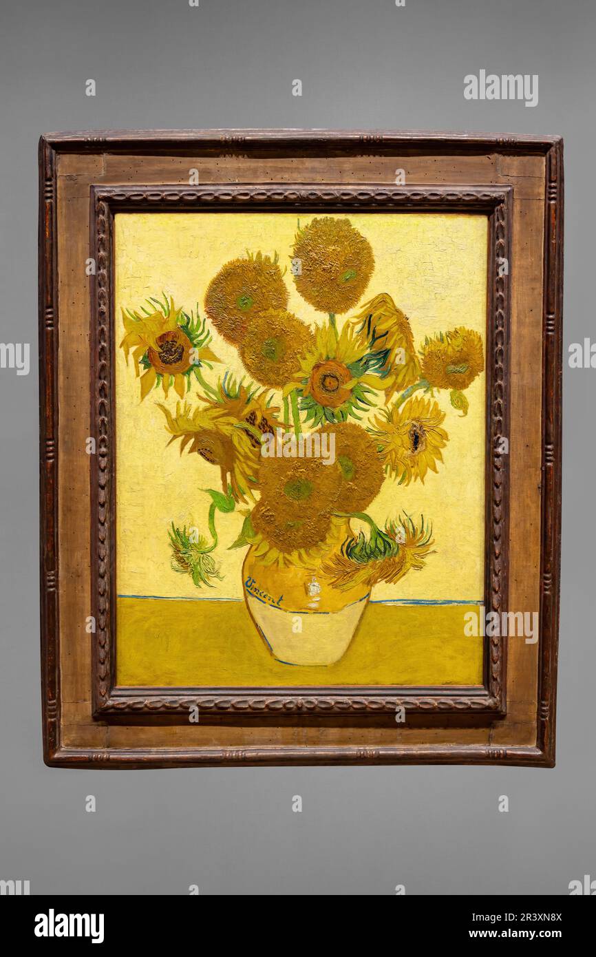 Le célèbre bouquet d'images de tournesols dans un vase, peintures encore vivants du peintre Vincent van Gogh, version furth, fond jaune, huile sur boîte Banque D'Images
