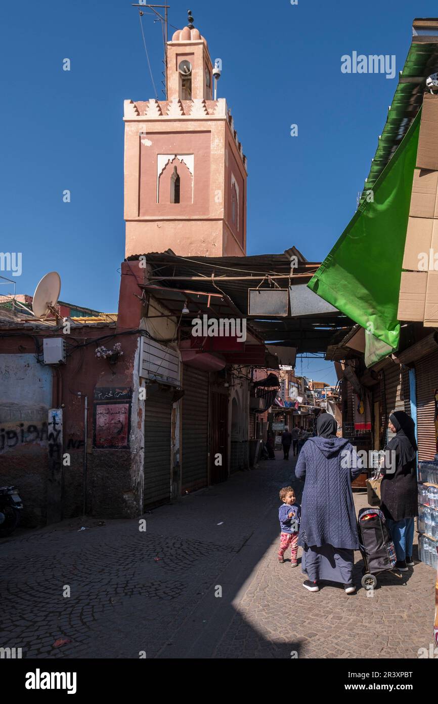 Femmes marchant dans la rue Derb Dabachi, marrakech, maroc, afrique. Banque D'Images