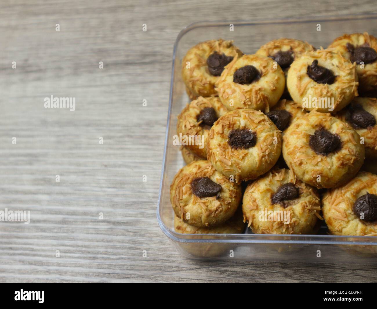 Biscuits à empreinte de fromage avec garniture au chocolat sur le pot en plastique Banque D'Images