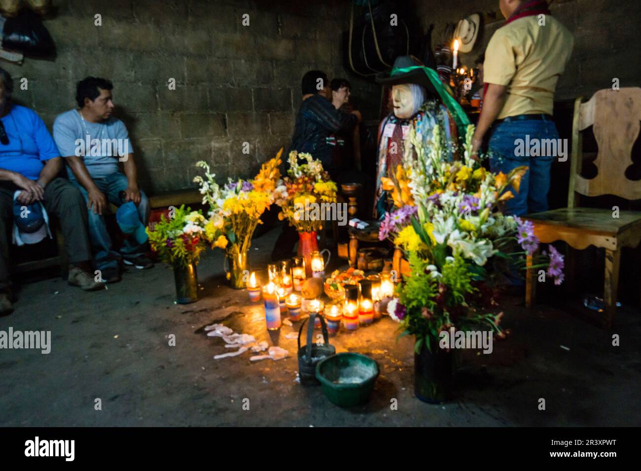 Cofradía de la Santa Cruz o sincrética Maximón, deidad, con orígenes católicos (San Simón) y Mayas, Santiago Atitlan, département de Sololá, au Guatemala, en Amérique centrale. Banque D'Images