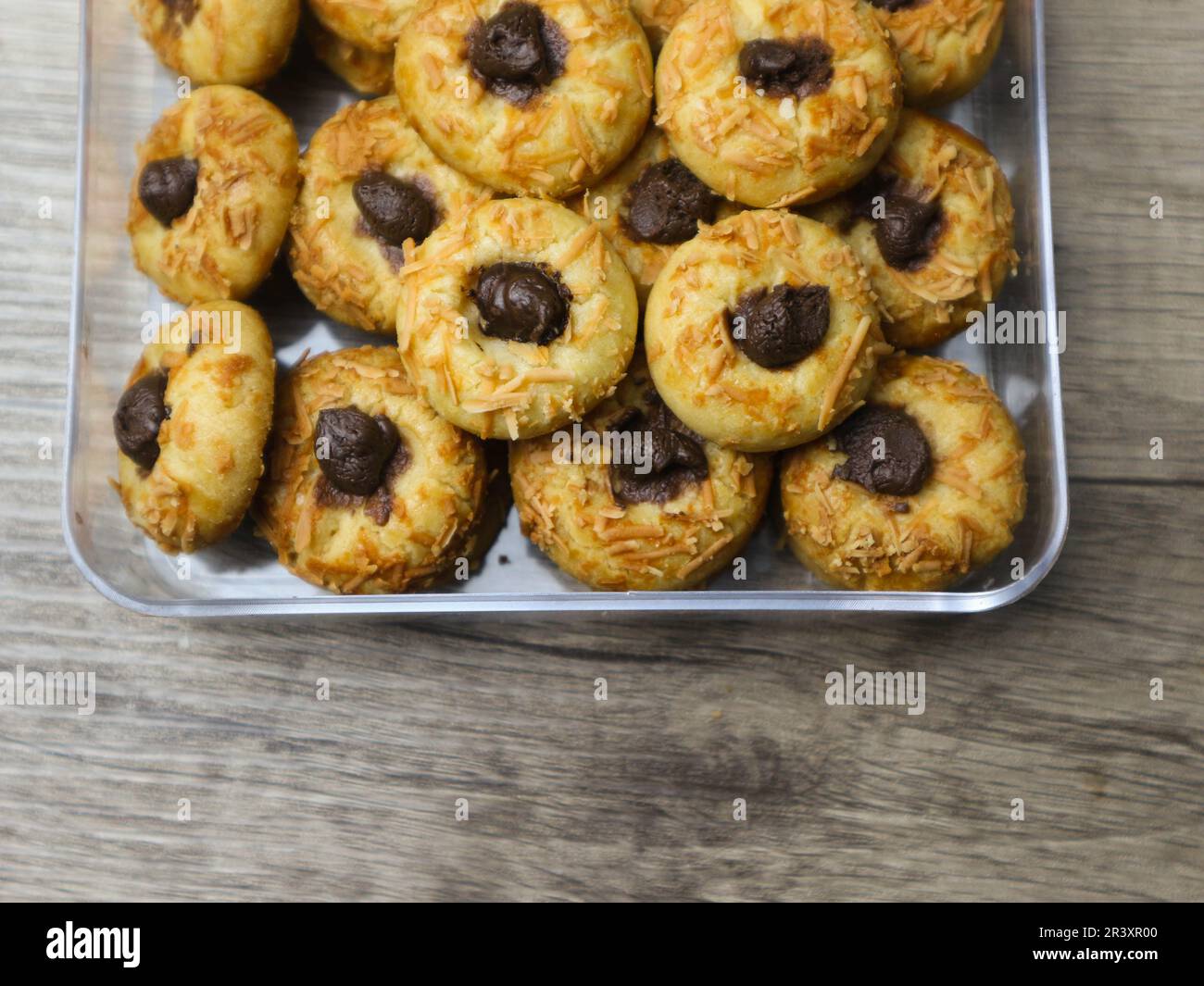 Biscuits à empreinte de fromage avec garniture au chocolat sur le pot en plastique Banque D'Images