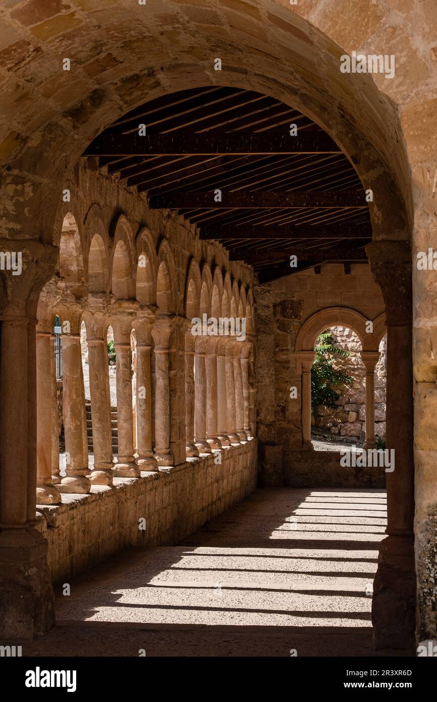 Galerie à arcades d'arches semi-circulaires sur colonnes appariées, Église du Sauveur, romane rural du XIIIe siècle, Carabias, Guadalajara, Espagne. Banque D'Images