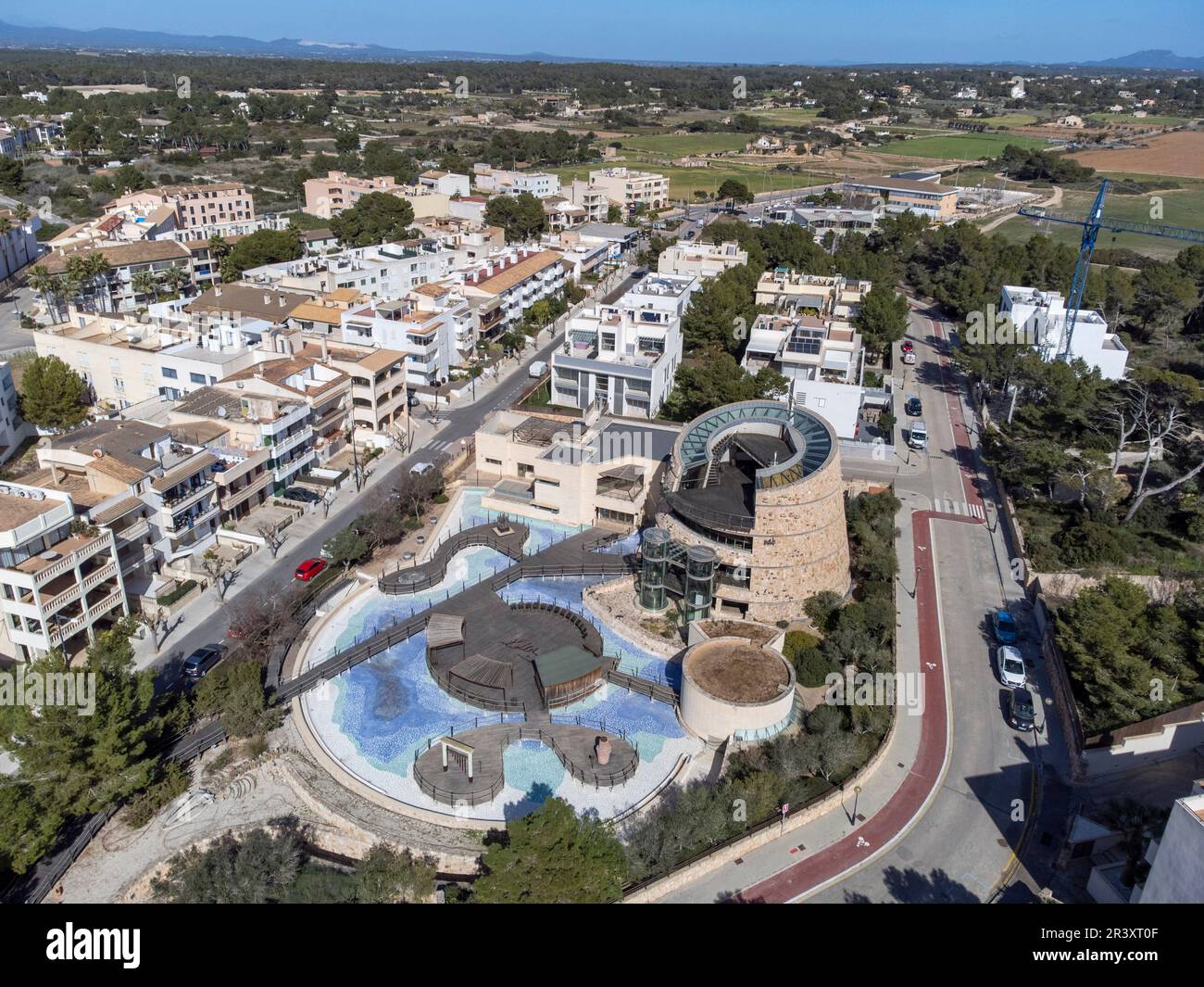 Centre d'interprétation de Cabrera, vue sur le bâtiment et piscines, Colònia de Sant Jordi, ses Salines, Majorque, Iles Baléares, Espagne. Banque D'Images