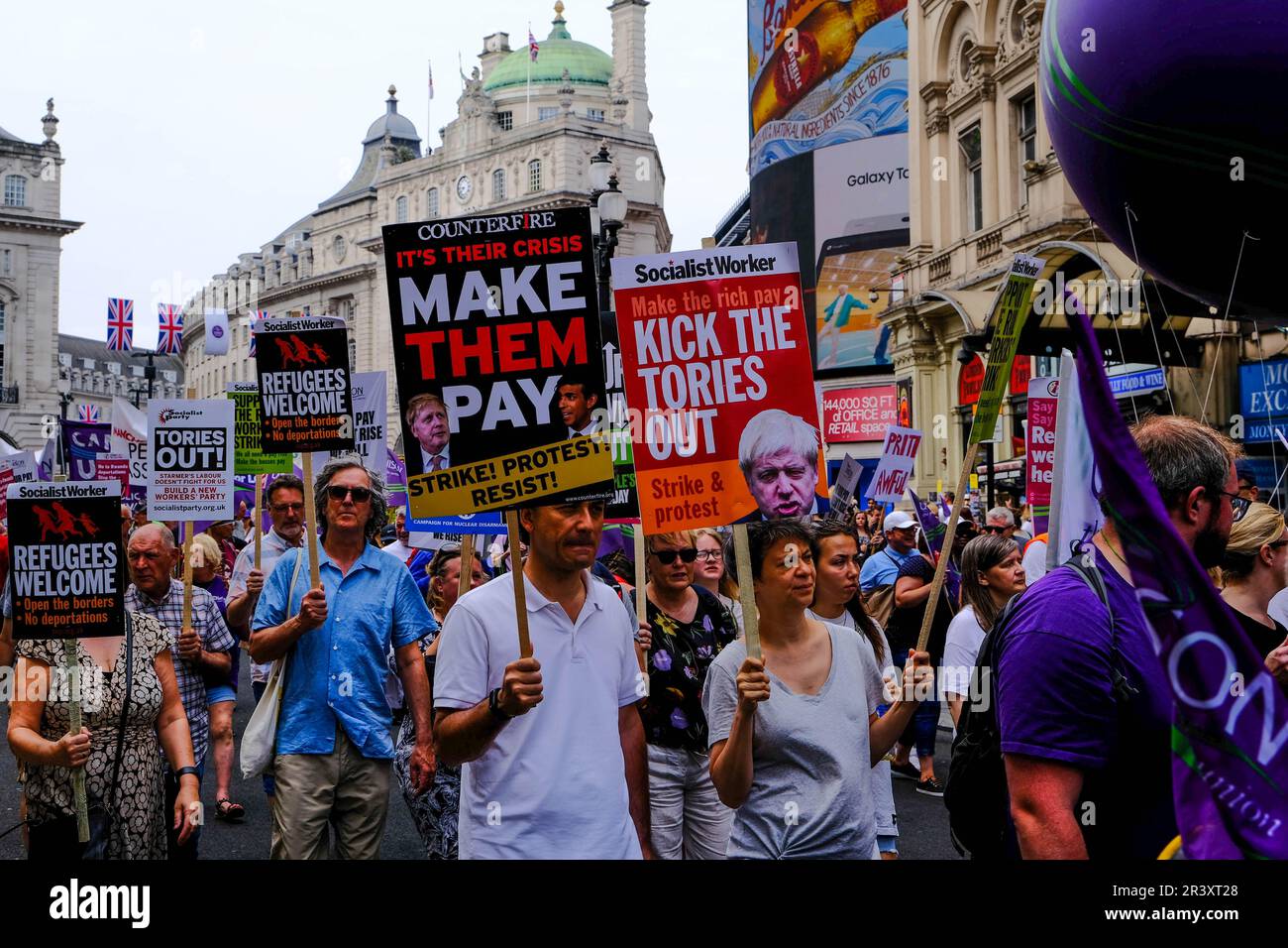 Londres, Royaume-Uni. 18th juin 2022. Les députés syndicaux et l'Assemblée populaire défilent à Londres contre le gouvernement conservateur et exigent des augmentations de salaire Banque D'Images