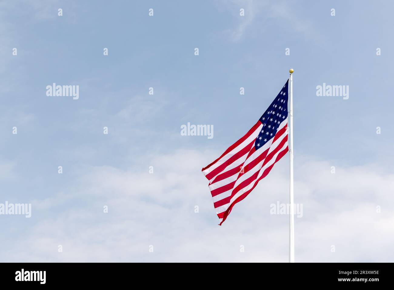 Une photo du drapeau américain qui agite contre le ciel symbolisant le patriotisme, la liberté et la fierté nationale Banque D'Images