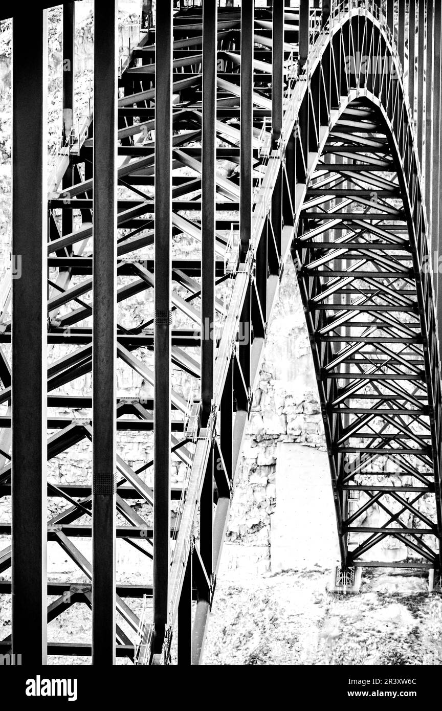 Noir et blanc de la Metal Arch sous le pont Perrine à Twin Falls, Idaho Banque D'Images