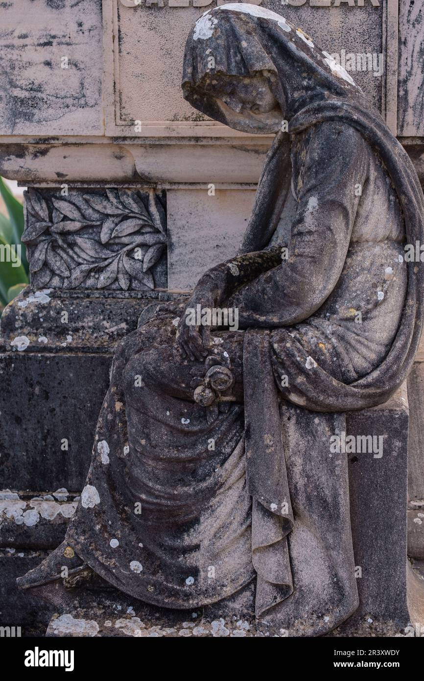 Sculpture d'une femme pleureuse en deuil, tombe de la famille Caldes Clar de Vernisa, cimetière Llucmajor, Majorque, Iles Baléares, Espagne. Banque D'Images