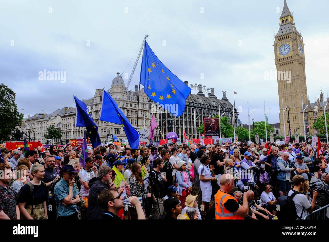 Londres, Royaume-Uni. 18th juin 2022. Les députés syndicaux et l'Assemblée populaire défilent à Londres contre le gouvernement conservateur et exigent des augmentations de salaire Banque D'Images