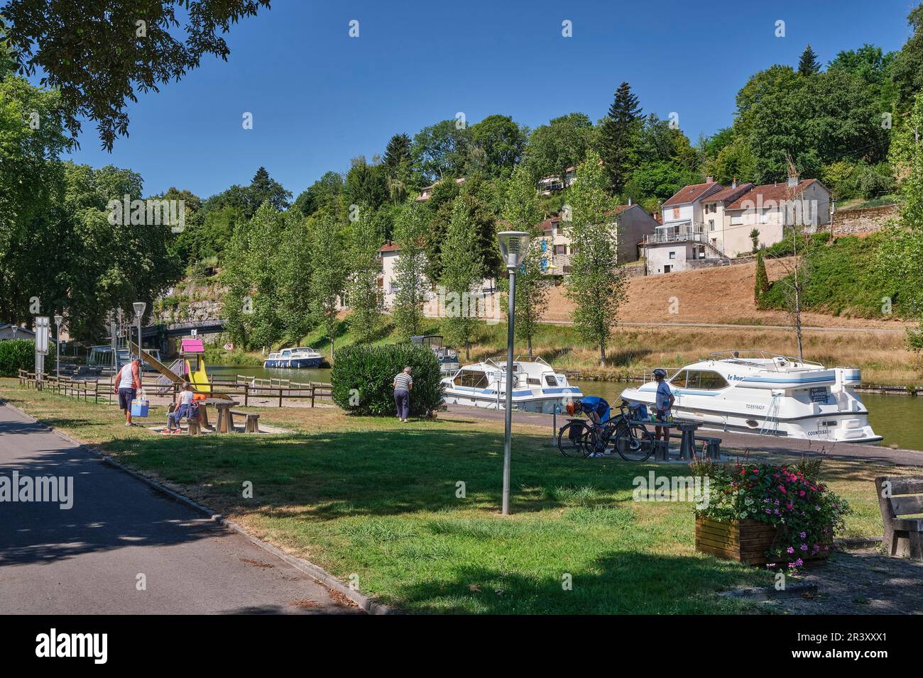 Fontenoy-le-Château (nord-est de la France) : "Canal des Vosges". Location de bateaux, péniches, touristes dans le parc de loisirs au bord du Canal des Vosges Banque D'Images