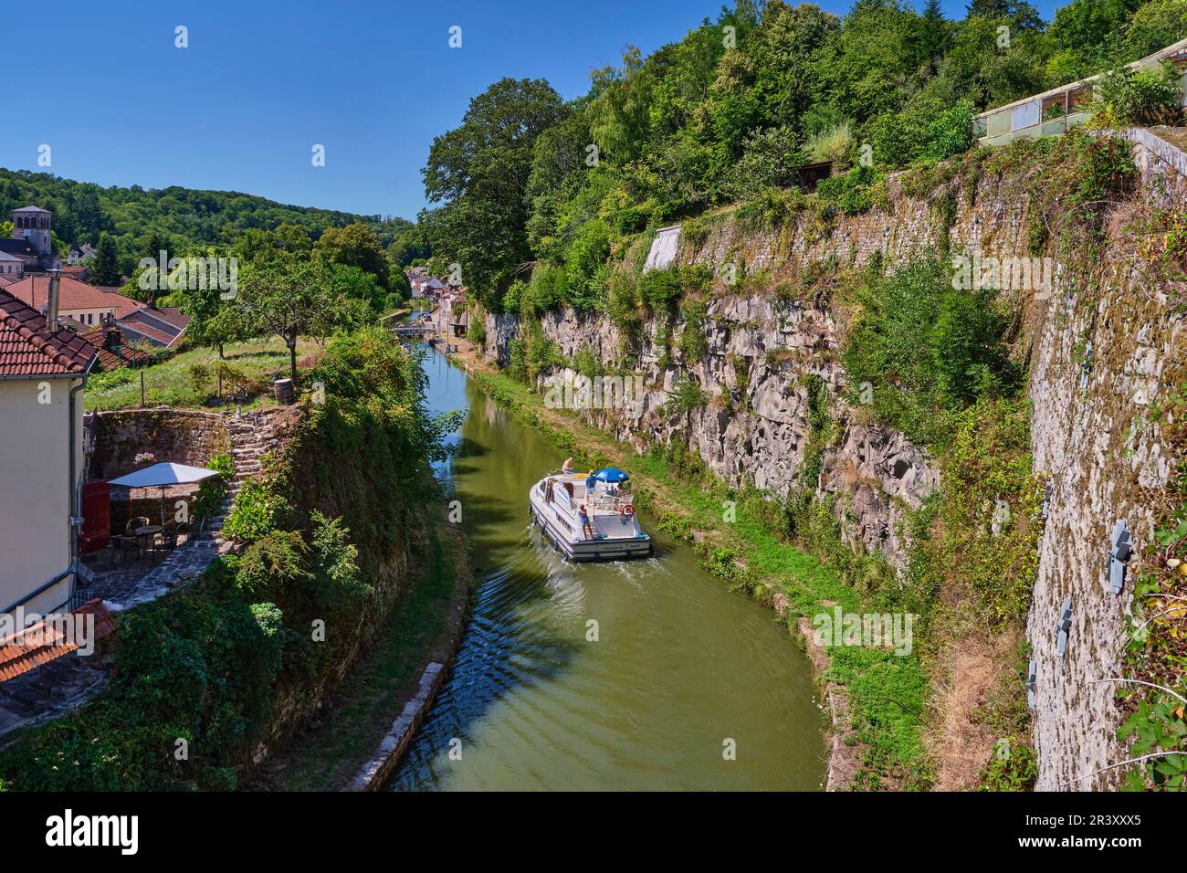 Fontenoy-le-Château (nord-est de la France) : "Canal des Vosges". Tourisme fluvial, petite barge sur le Canal des Vosges Banque D'Images