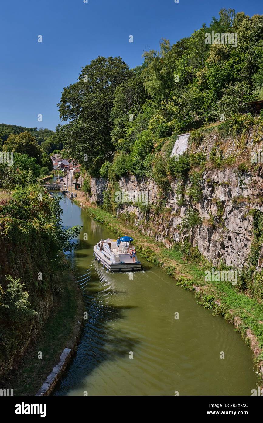 Fontenoy-le-Château (nord-est de la France) : "Canal des Vosges". Tourisme fluvial, petite barge sur le Canal des Vosges Banque D'Images