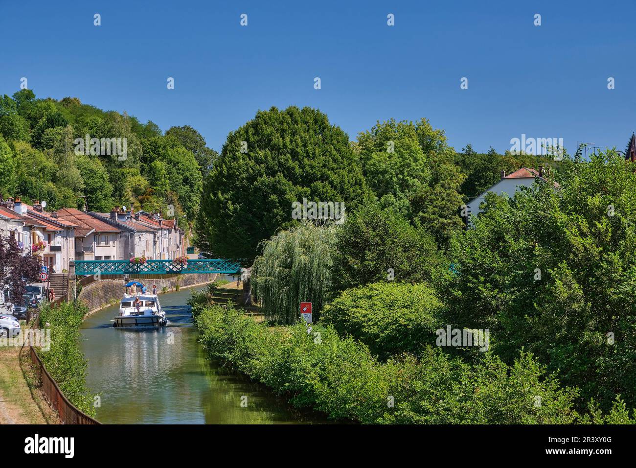 Fontenoy-le-Château (nord-est de la France) : "Canal des Vosges". Tourisme fluvial, petite barge sur le Canal des Vosges Banque D'Images