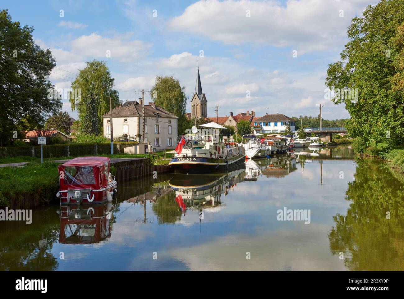 Selles (nord-est de la France) : port fluvial sur le canal des Vosges (anciennement Canal de l'est, partie sud) Banque D'Images