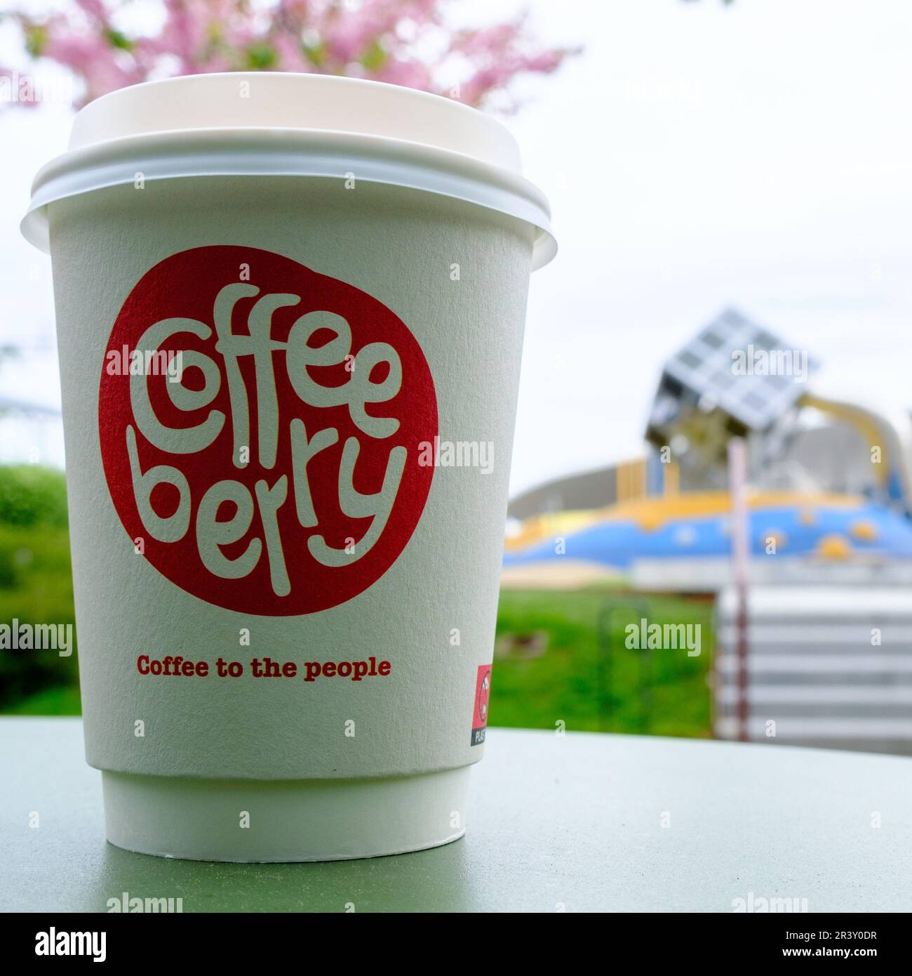 Sandnes, Rogaland, Norvège, 18 mai 2023, Coffee Berry Retail Shop Takeaway coupe de café en papier avec logo sur Une table sans personne Banque D'Images