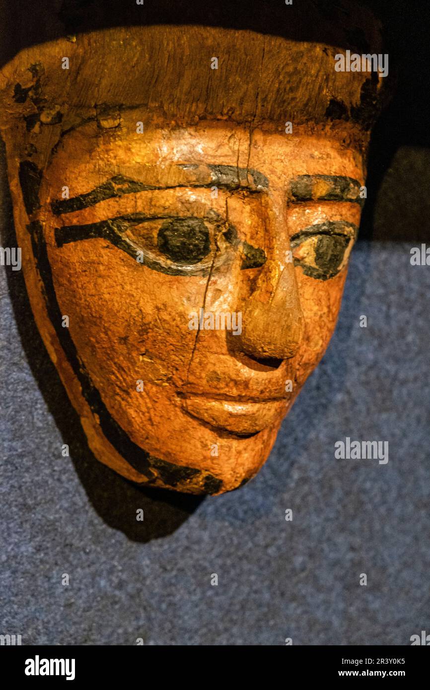 Face au cercueil anthropomorphique égyptien Banque D'Images