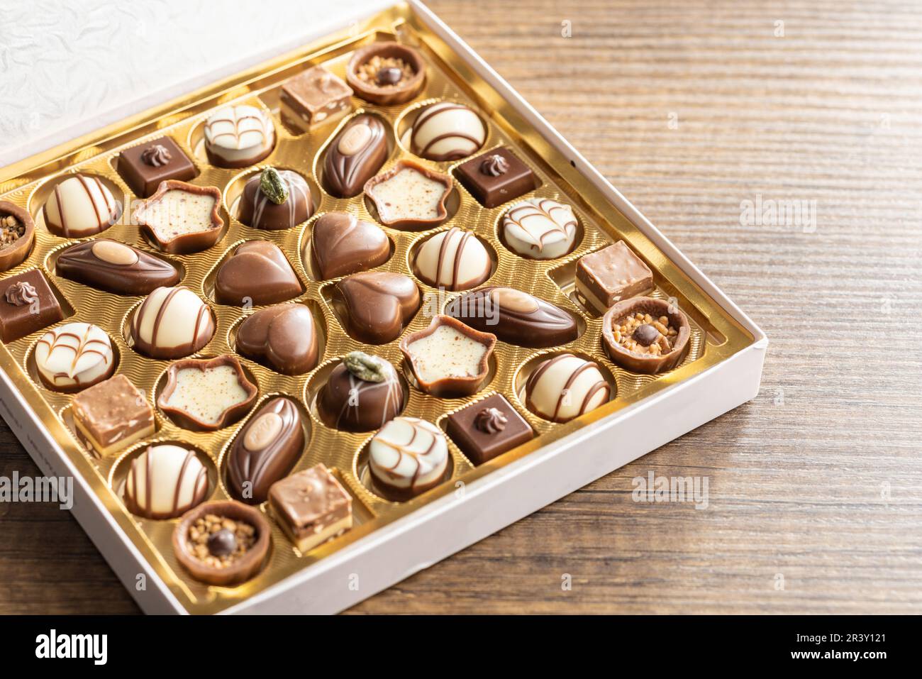 Pralines au chocolat doux. Truffes au chocolat savoureuses dans la boîte. Banque D'Images