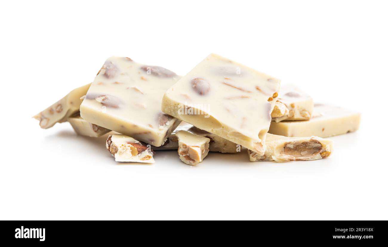 Barres de chocolat blanc aux amandes isolées sur fond blanc. Banque D'Images