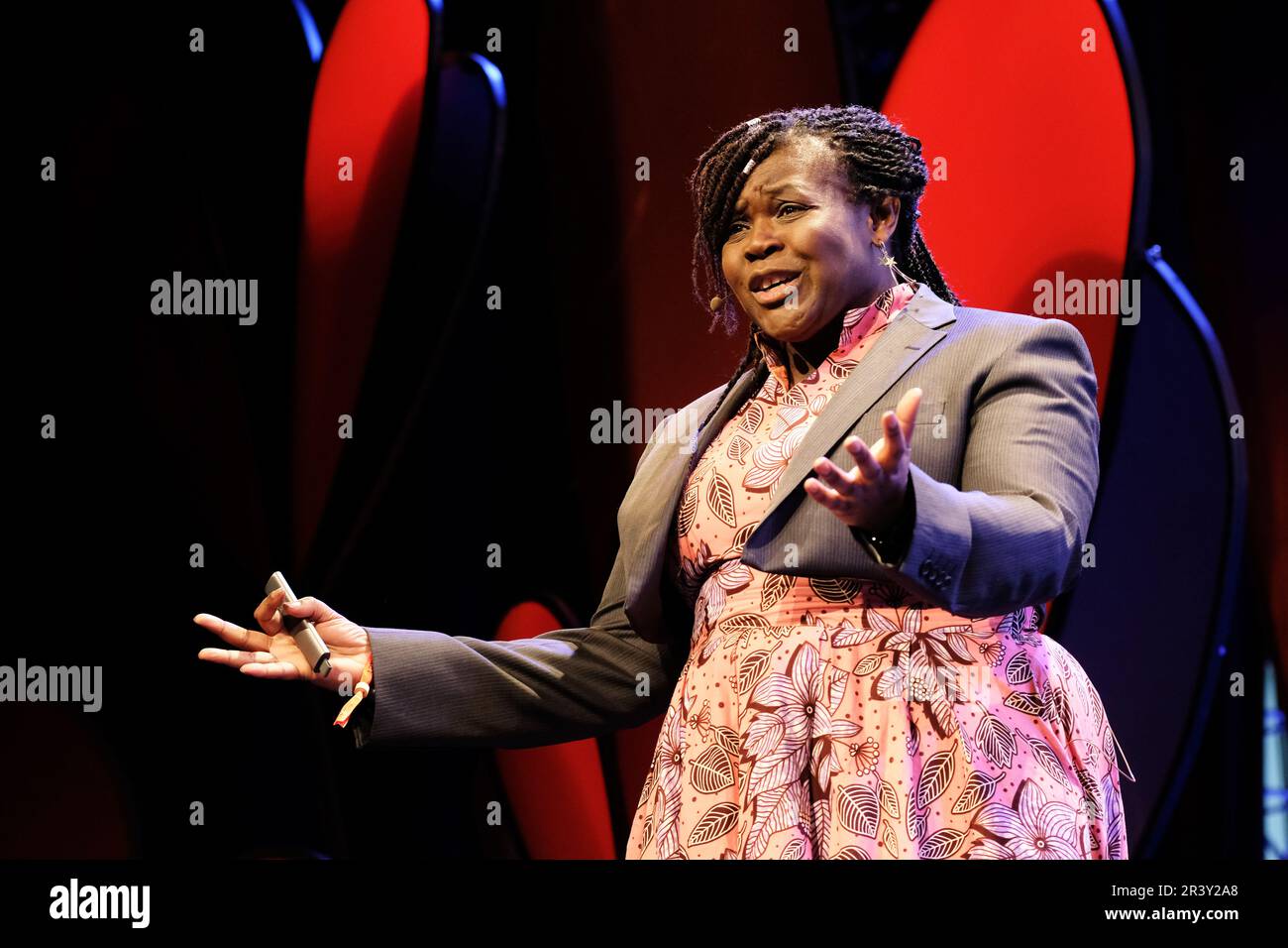 Hay Festival, Hay on Wye, pays de Galles, Royaume-Uni – jeudi 25 mai 2023 – Maggie Aderin-Pocock scientifique spatiale et auteur sur scène le jour d’ouverture du festival Hay de cette année. Photo Steven May / Alamy Live News Banque D'Images