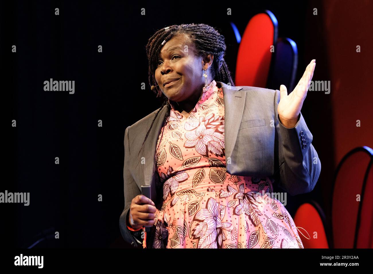 Hay Festival, Hay on Wye, pays de Galles, Royaume-Uni – jeudi 25 mai 2023 – Maggie Aderin-Pocock scientifique spatiale et auteur sur scène le jour d’ouverture du festival Hay de cette année. Photo Steven May / Alamy Live News Banque D'Images