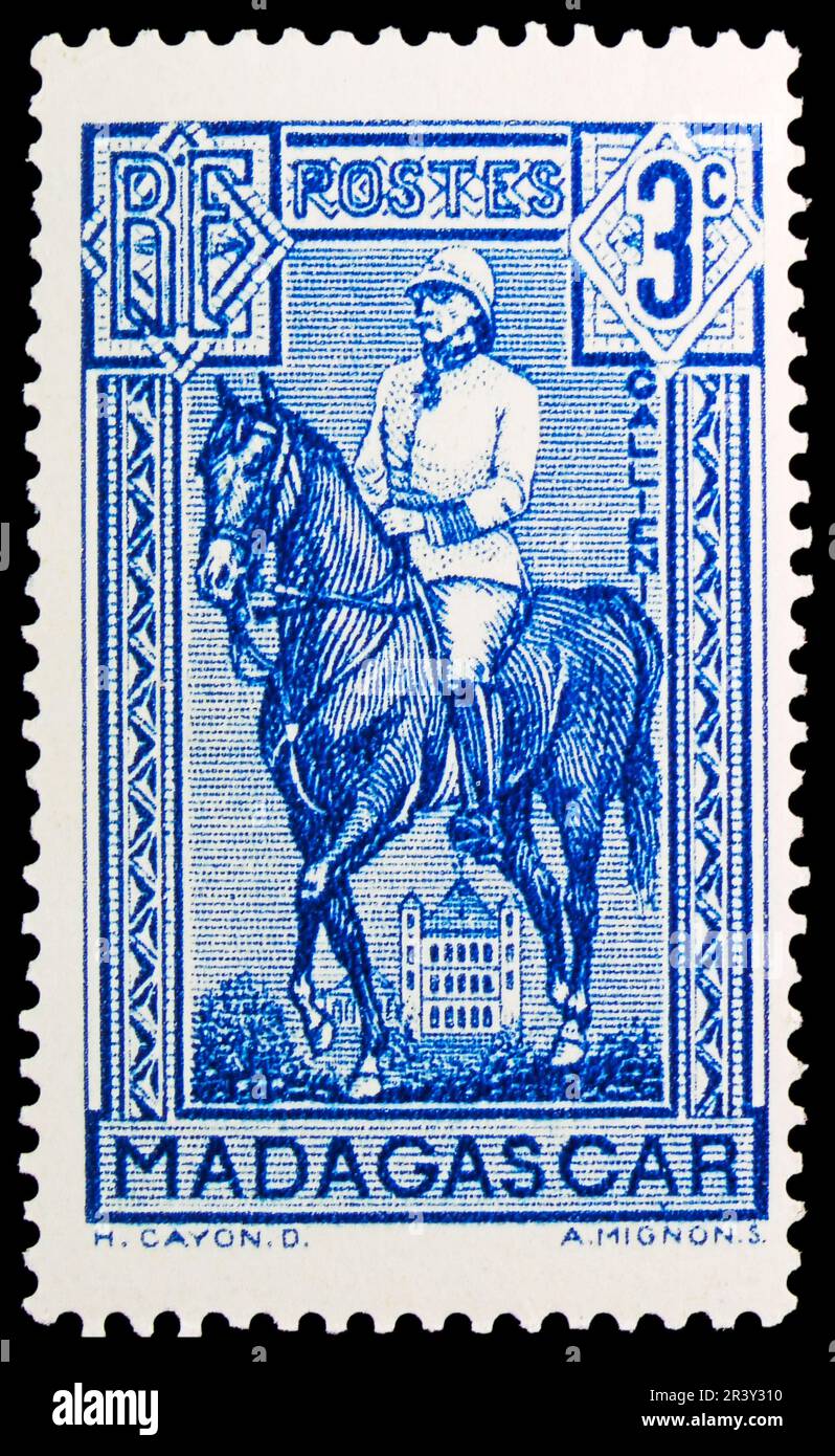 MOSCOU, RUSSIE - 18 MAI 2023 : le timbre-poste imprimé à Madagascar montre J.S. Gallieni (1849-1916), série, vers 1940 Banque D'Images