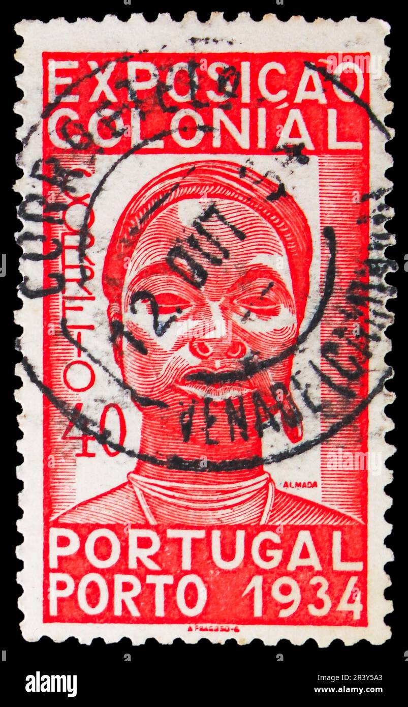 MOSCOU, RUSSIE - 18 MAI 2023 : timbre-poste imprimé au Portugal montre le chef d'une série d'exposition coloniale, coloniale, vers 1934 Banque D'Images