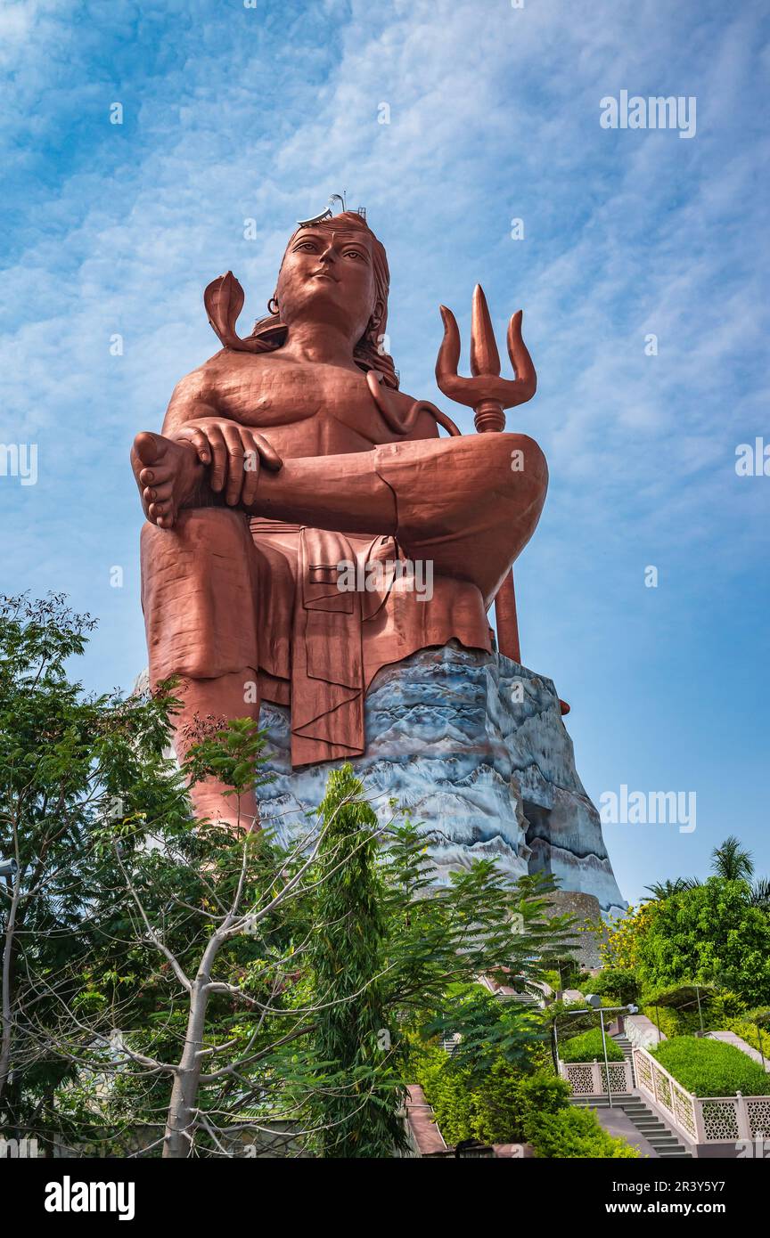La statue de la croyance est une statue du Dieu hindou Shiva construite à Nathdwara au Rajasthan, en Inde. Banque D'Images